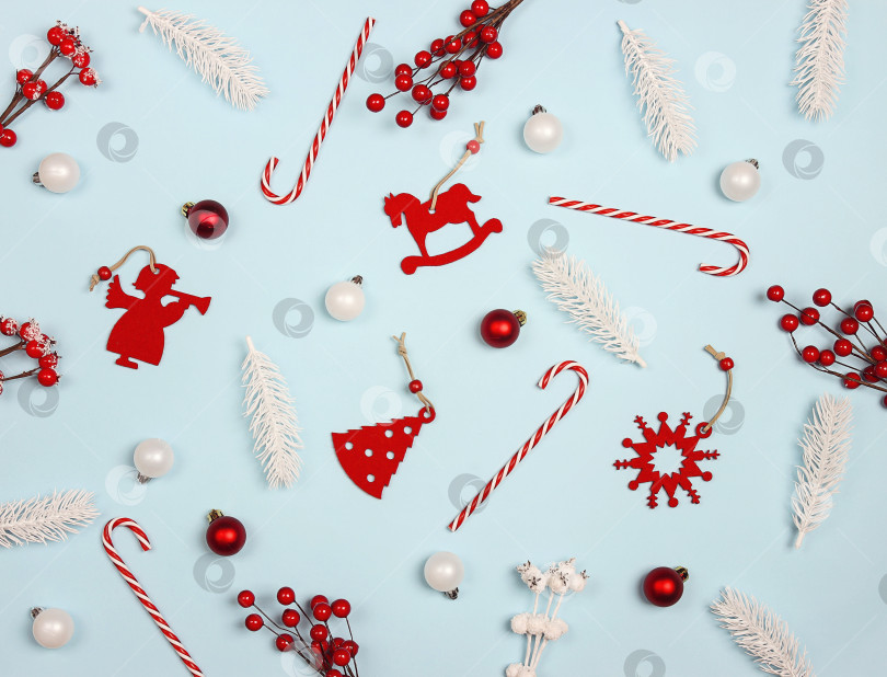 Скачать Красные и белые рождественские украшения на синем фоне. фотосток Ozero