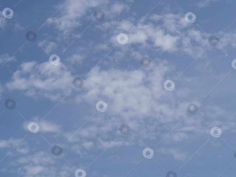 Скачать Фон голубого неба с облаками. Красочное красивое голубое небо на фоне образования облаков фотосток Ozero