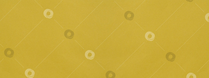 Скачать Винтажная картонная текстура яркого оттенка желтого, близкого к соломенному или золотистому. Золотисто-желтый фон листа бумаги с текстурой фотосток Ozero