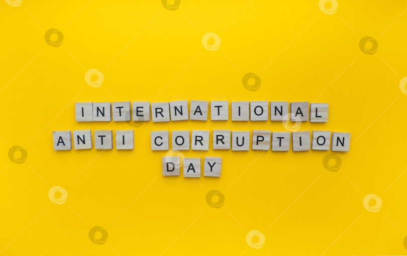 Скачать 9 декабря, Международный день борьбы с коррупцией, минималистичный баннер с надписью деревянными буквами фотосток Ozero