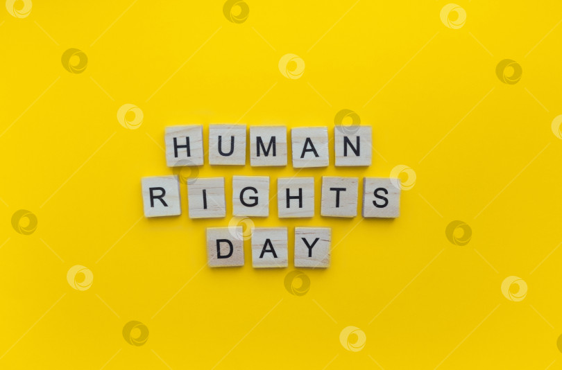 Скачать 10 декабря, День прав человека, минималистичный баннер с надписью деревянными буквами фотосток Ozero