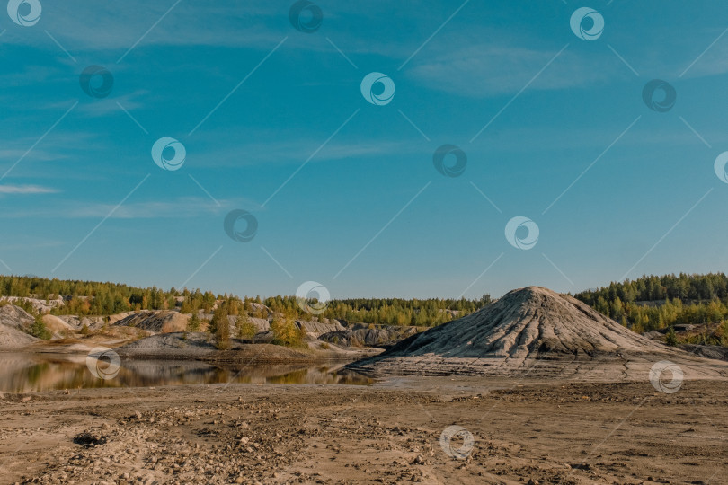 Скачать Фотография холмистого природного ландшафта в хороший солнечный день фотосток Ozero