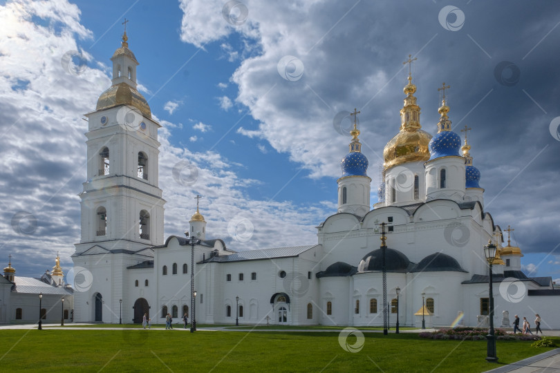 Скачать Софийско-Успенский собор и соборная колокольня, внутренний двор, город Тобольск. Тюменская область фотосток Ozero