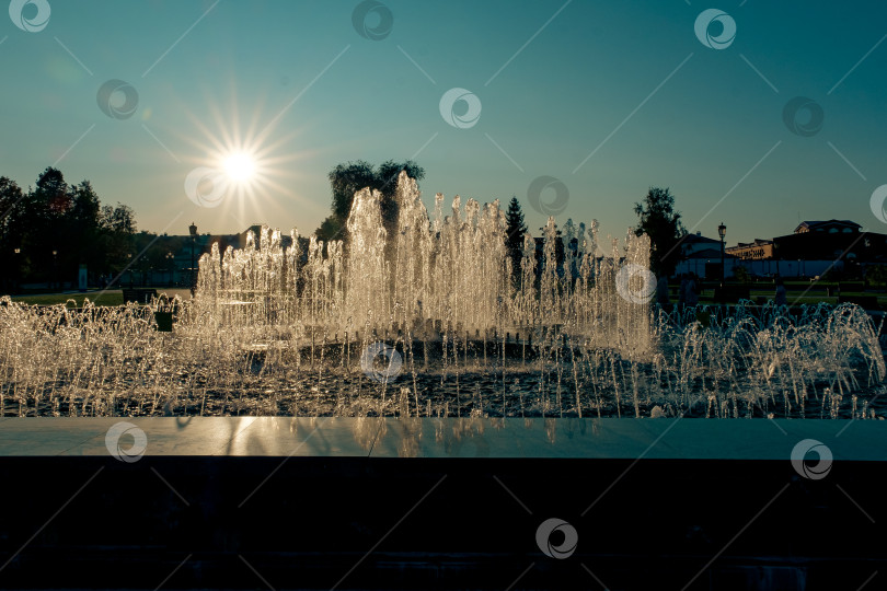 Скачать Фонтан в закатных лучах солнца в городе Тобольск фотосток Ozero