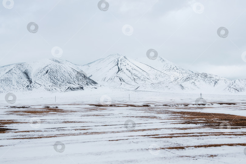 Скачать Красивые монгольские пейзажи - горы и снег, пастельные тона. фотосток Ozero