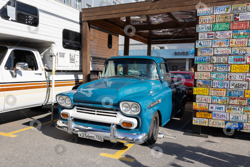 Скачать Любимый Chevrolet Apache на выставке ret trans- Оригинальная встреча - Санктпетербург, Россия, сентябрь 2023 фотосток Ozero