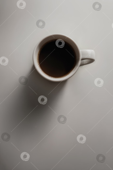Скачать Вид сверху на кофейную кружку на белом столе фотосток Ozero