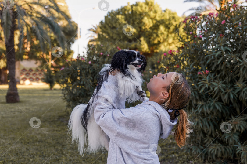 Скачать Девочка играет с собакой в парке фотосток Ozero