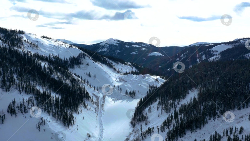 Скачать Окрестности горного озера Амут. 2019 год. Съемка с беспилотника. фотосток Ozero