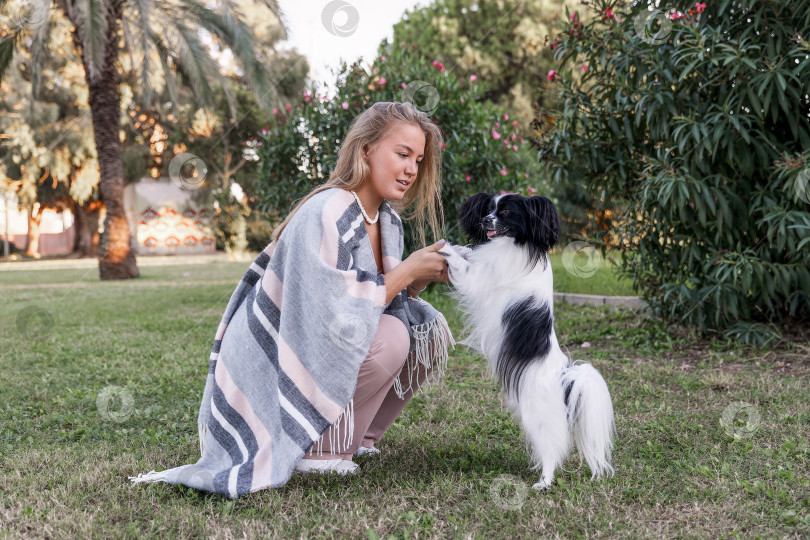 Скачать Девочка играет с собакой в парке фотосток Ozero