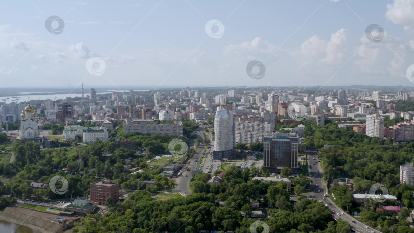 Скачать Православная церковь на берегу реки в городе. фотосток Ozero