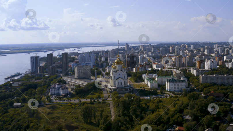 Скачать Православная церковь на берегу реки в городе. фотосток Ozero