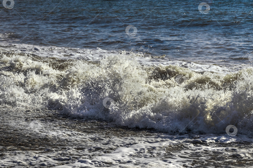 Скачать Морской прибой на пляже. Сила воды в морском прибое. фотосток Ozero