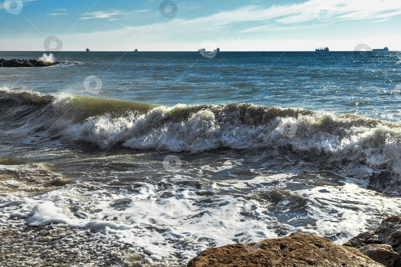 Скачать Сила воды в морском прибое. фотосток Ozero