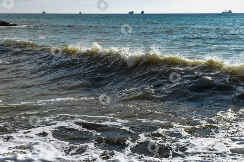 Скачать Морской прибой на пляже. Сила воды в морском прибое. фотосток Ozero