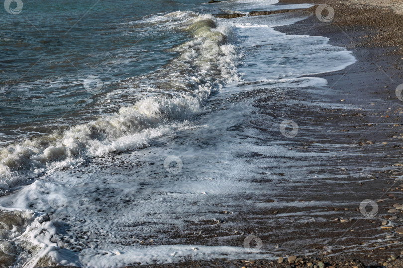 Скачать Морской прибой на пляже. Всплески морских волн. фотосток Ozero