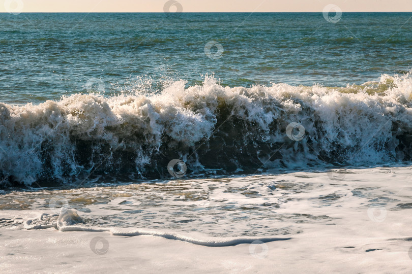 Скачать Сила воды в морском прибое. фотосток Ozero