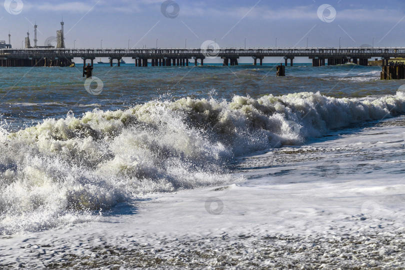 Скачать Сила воды в морском прибое. Всплески морских волн. фотосток Ozero