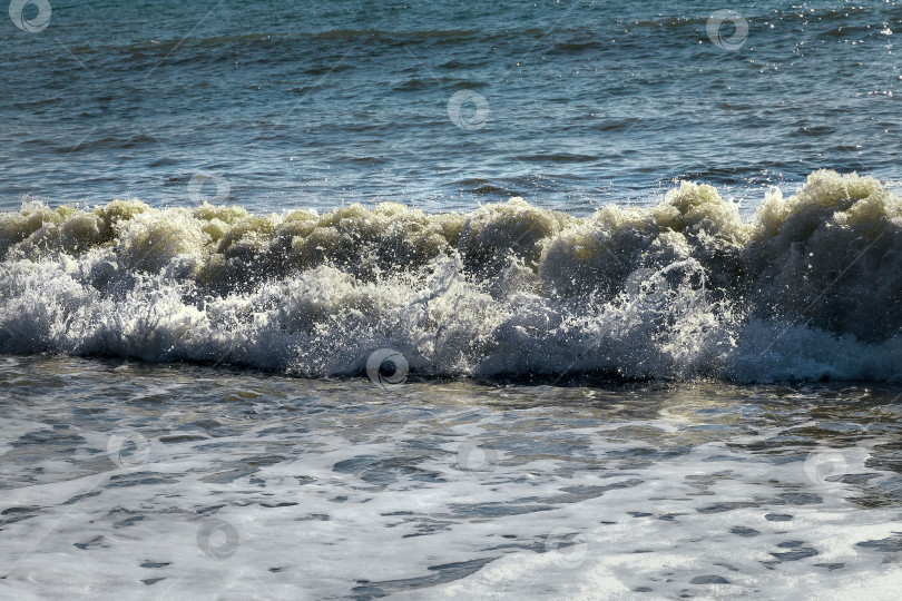 Скачать Морской прибой на пляже. фотосток Ozero