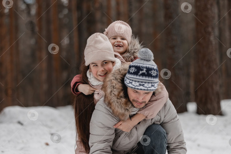 Скачать Семейная прогулка по зимнему лесу фотосток Ozero