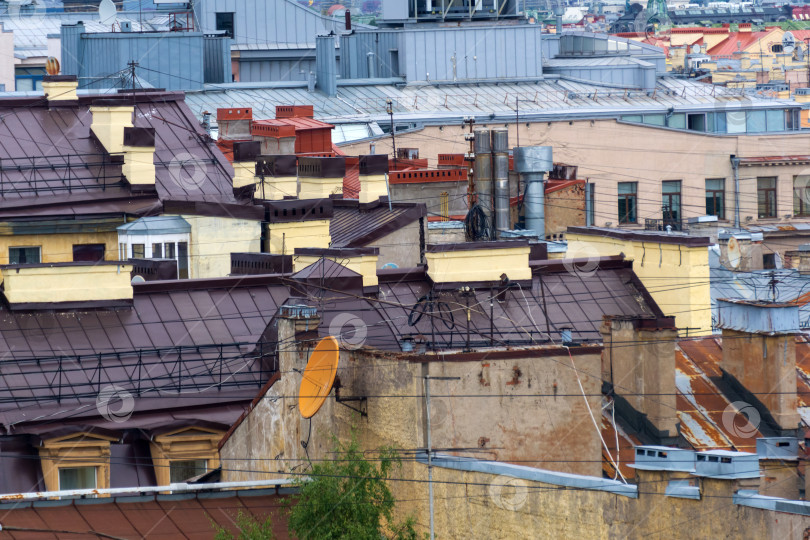 Скачать вид сверху на городские крыши в историческом центре города во время дождя фотосток Ozero