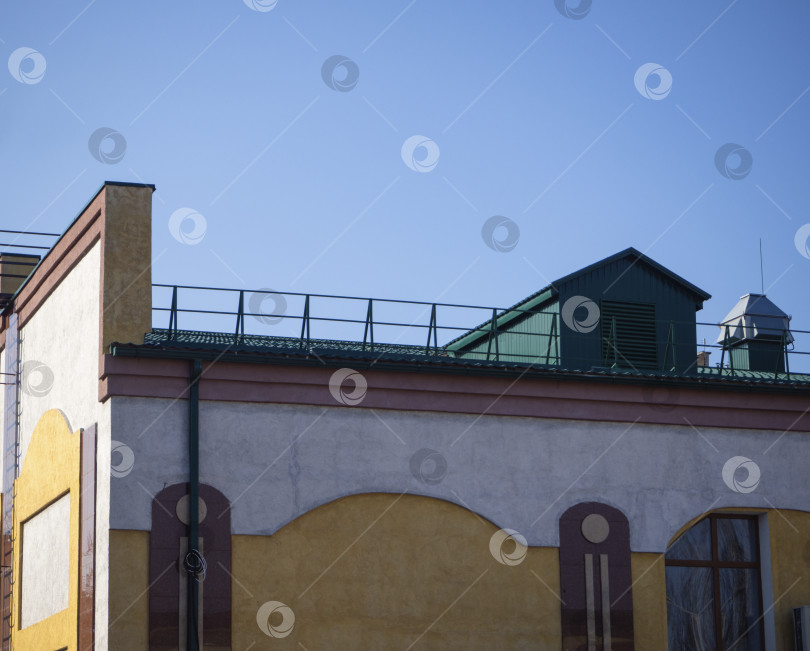 Скачать Угол красивого здания с крышей и мансардой фотосток Ozero