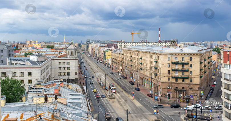 Скачать вид сверху на Лиговский проспект в историческом центре Санкт-Петербурга перед дождем фотосток Ozero