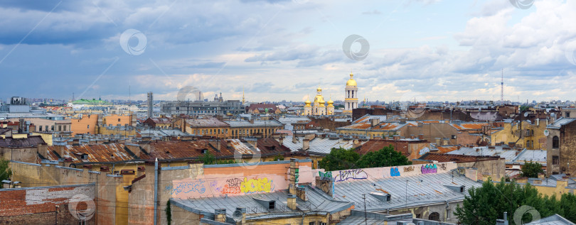 Скачать вид сверху на городские крыши в историческом центре Санкт-Петербурга перед началом грозы фотосток Ozero