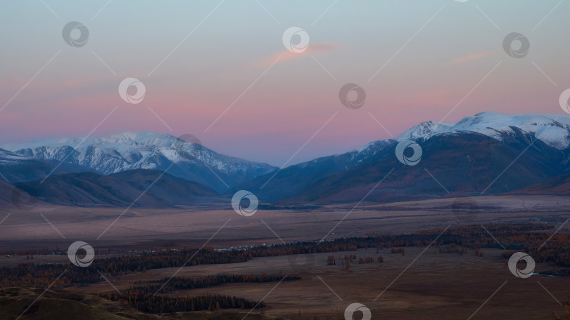 Скачать Мягкие горы на закате. Пурпурный закат над величественными горами. фотосток Ozero