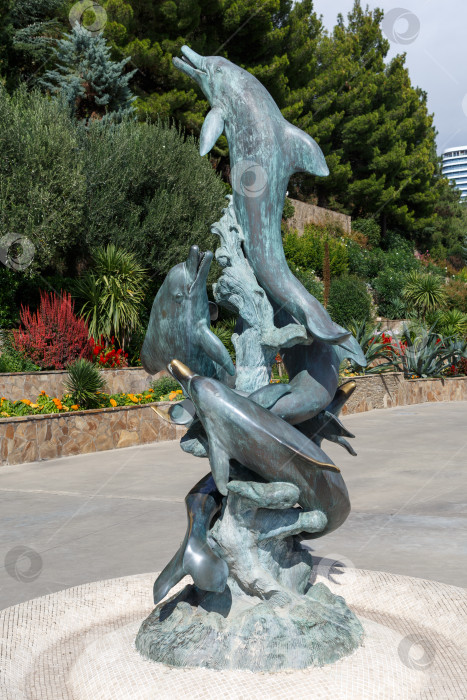 Скачать Партенит, Россия - Сентябрь 29,2021: Парк Айвазовского (Партенит) -Скульптура с дельфинами фотосток Ozero