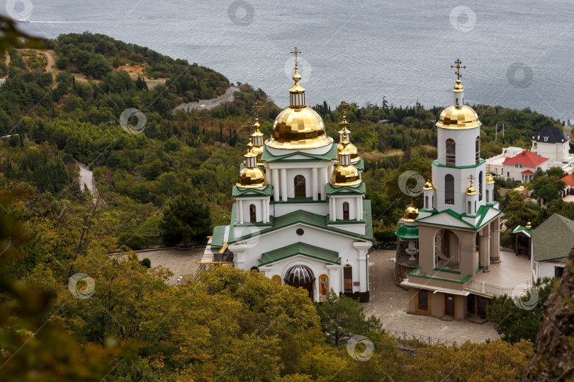 Скачать Ореанда, Россия - Сентябрь 24,2021: Церковь Святого Архангела Михаила в Ореанде фотосток Ozero