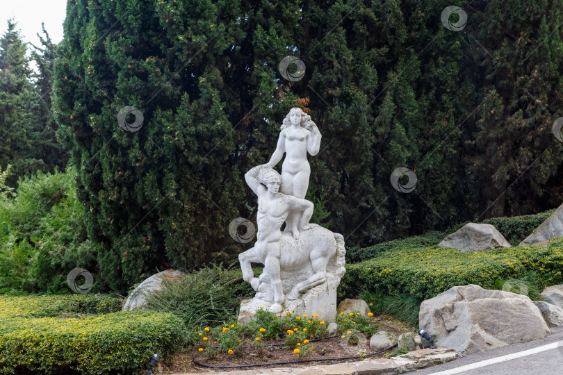 Скачать Партенит, Россия - Сентябрь 29,2021: Скульптура "Кентавр" в парке Айвазовского фотосток Ozero