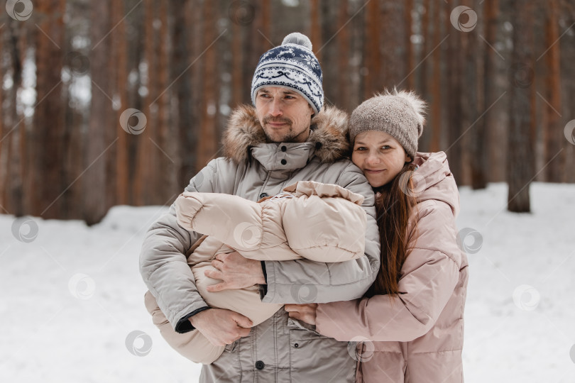 Скачать Прекрасная семья (мать, отец, дочь). На фоне заснеженного леса. фотосток Ozero