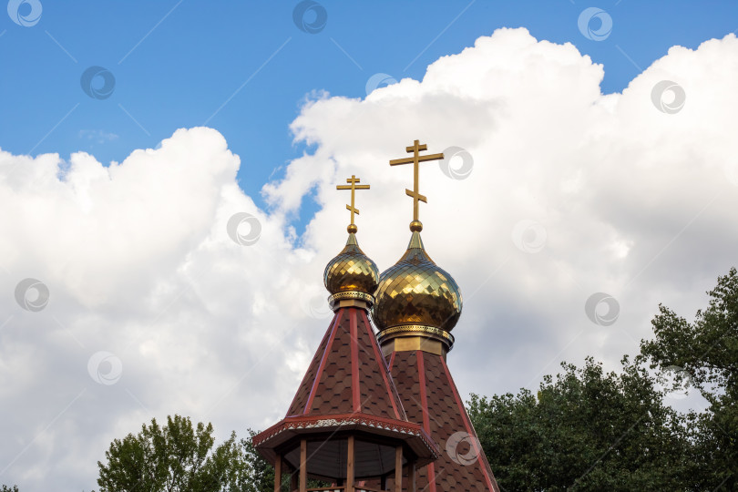Скачать Золотые купола церкви на фоне голубого неба фотосток Ozero