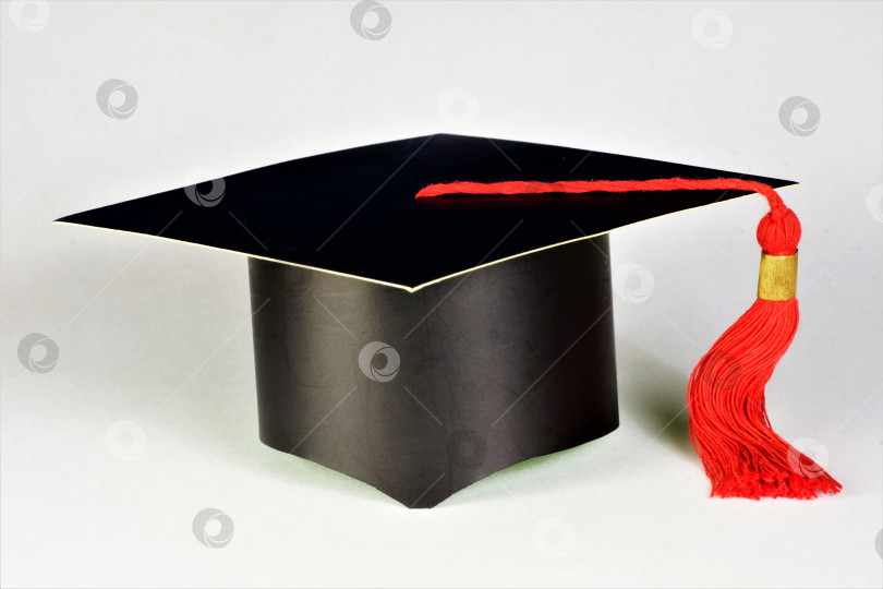 Скачать Выпускная фуражка студента. Традиционная церемония вручения дипломов. фотосток Ozero
