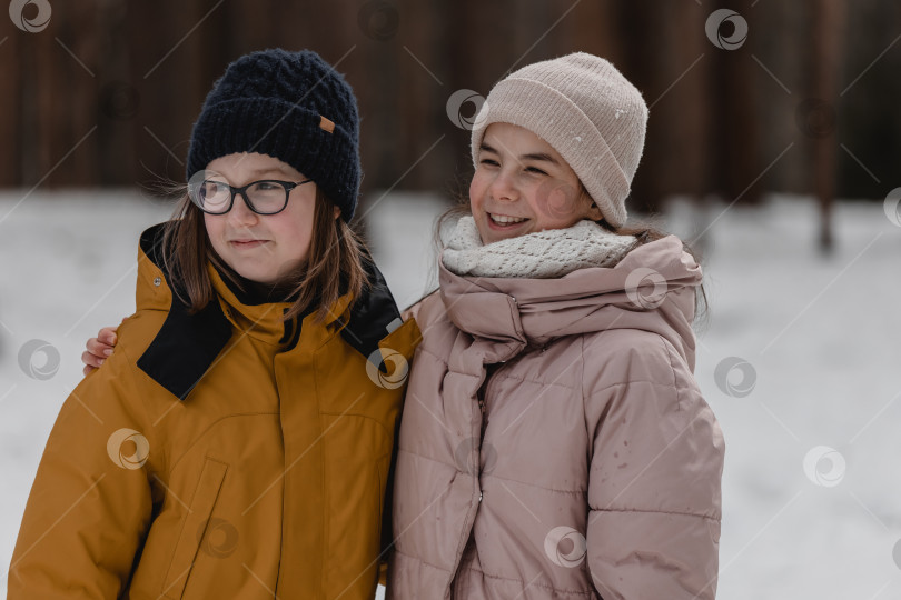 Скачать Дети играют в заснеженном лесу. Маленькие дети зимой на открытом воздухе. Друзья играют в снегу. Рождественские каникулы для семьи с маленькими детьми. фотосток Ozero