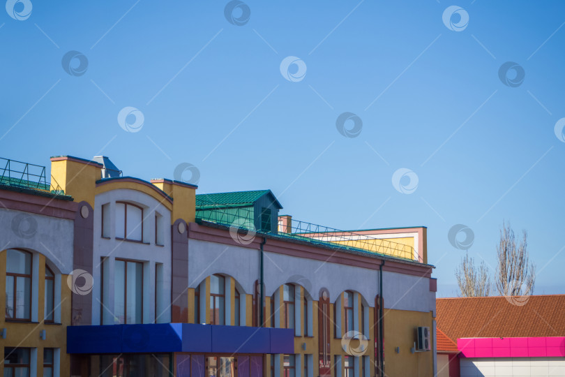 Скачать старое винтажное здание с архитектурными деталями на фоне голубого неба фотосток Ozero