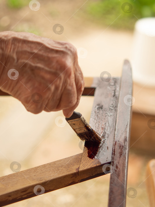 Скачать Реставрация старой мебели, нанесение лака на деревянные детали фотосток Ozero