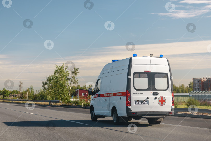 Скачать Россия, Санкт-Петербург, октябрь 2023 года: движение машины скорой помощи по дороге фотосток Ozero