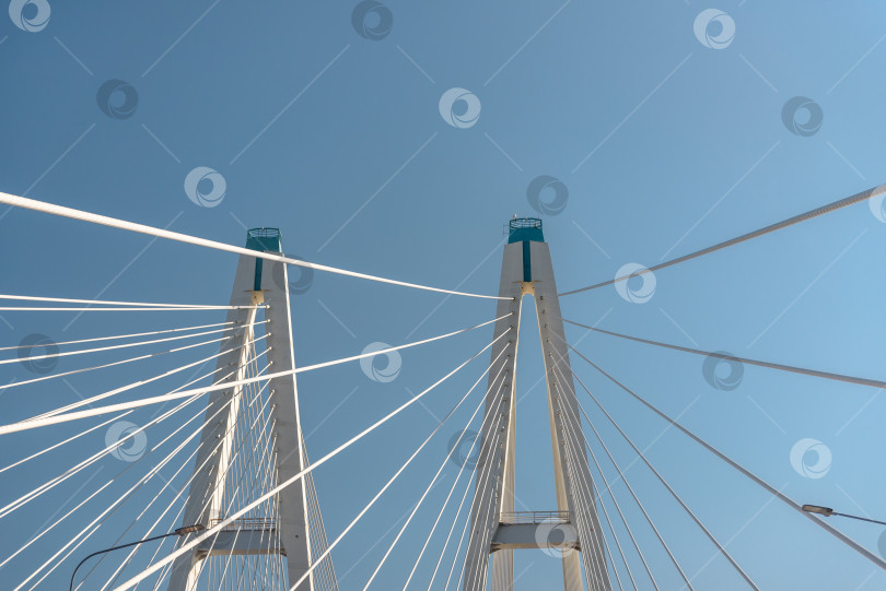 Скачать Россия, Санкт-Петербург, октябрь 2023 года: опоры вантового моста на фоне голубого неба фотосток Ozero