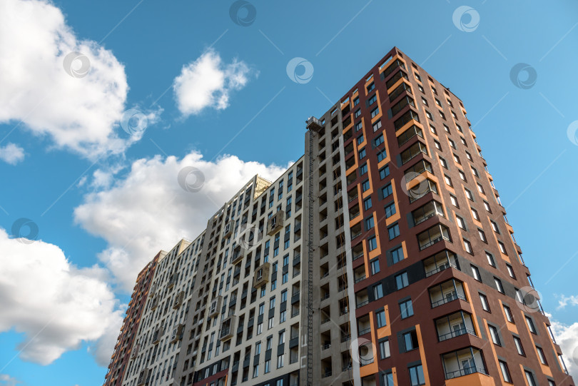 Скачать Россия, Санкт-Петербург, октябрь 2023 года: строящееся новое высотное здание на фоне жилого дома фотосток Ozero