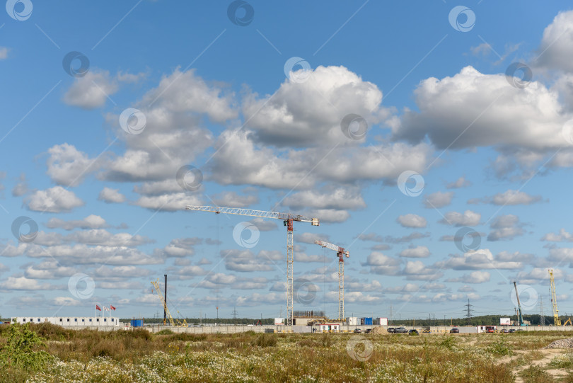 Скачать Россия, Санкт-Петербург, октябрь 2023 года: строительство нового микрорайона в чистом поле на окраине города фотосток Ozero