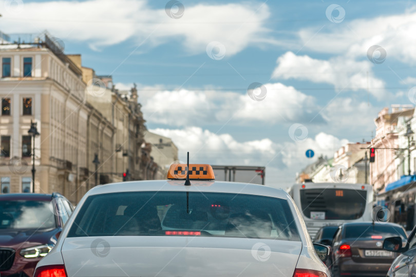Скачать Россия, Санкт-Петербург, октябрь 2023 года: крыша автомобиля такси едет по центральному Невскому проспекту Санкт-Петербурга фотосток Ozero
