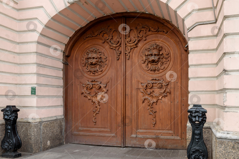 Скачать Россия, Санкт-Петербург, октябрь 2023 года: архитектурный элемент на деревянных дверях в старом здании фотосток Ozero