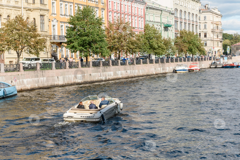 Скачать Россия, Санкт-Петербург, октябрь 2023 года: вид на реку и прогулочные катера. Туристический сезон в Санкт-Петербурге. фотосток Ozero