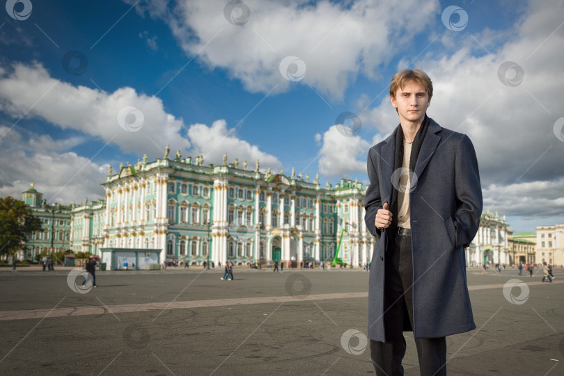 Скачать Красивый парень в стильном пальто на фоне города в Санкт-Петербурге. фотосток Ozero