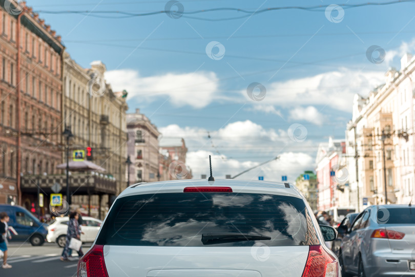 Скачать Россия, Санкт-Петербург, октябрь 2023 года: вид легкового автомобиля в городе на проспекте, вид сзади фотосток Ozero