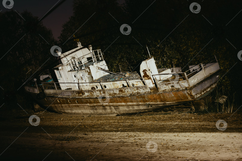 Скачать Старый заброшенный ржавый корабль на пляже, на песке. Яхту выбросило на берег фотосток Ozero