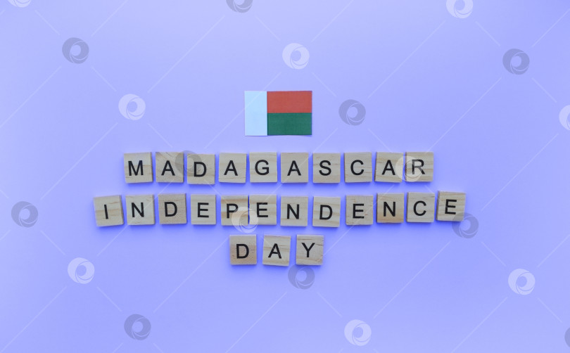Скачать 30 декабря, День Республики Мадагаскар, минималистичный баннер с надписью деревянными буквами на синем фоне фотосток Ozero