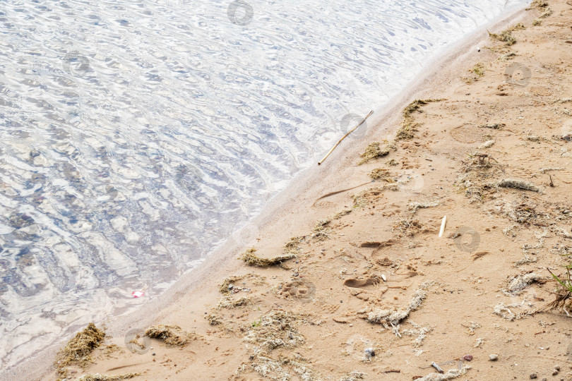 Скачать Песчаный берег и рябь на воде фотосток Ozero